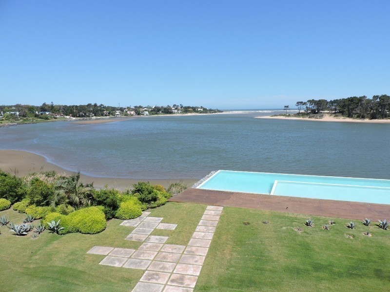 Departamento de 4 dormitorios y dependencia frente a la desembocadura